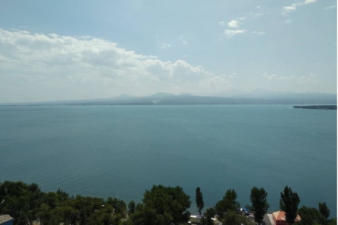 Эксперт обозначил факторы и ошибки, ставшие причиной "цветения" озера Севан