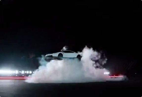 Илон Маск представил новый летающий Tesla Roadster (ВИДЕО)