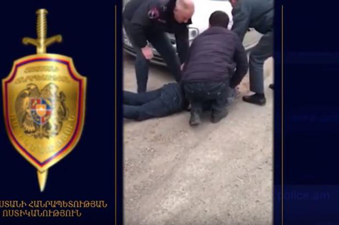 "Уложили на асфальт": полиция Армении нашла наркотики и оружие в ходе спецоперации (ВИДЕО)