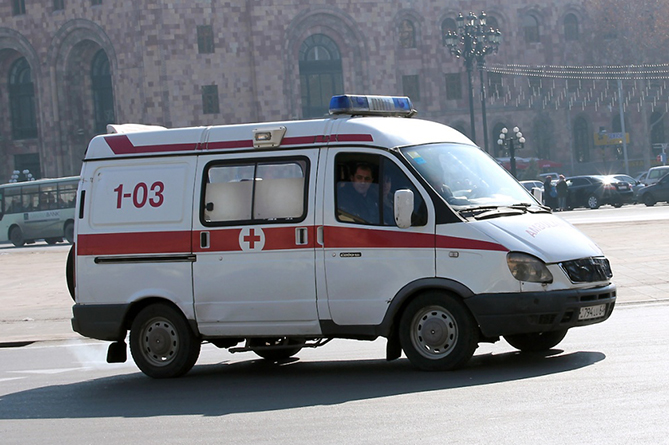 Пассажир скончался в автобусе в Ереване - медикам не удалось его спасти 