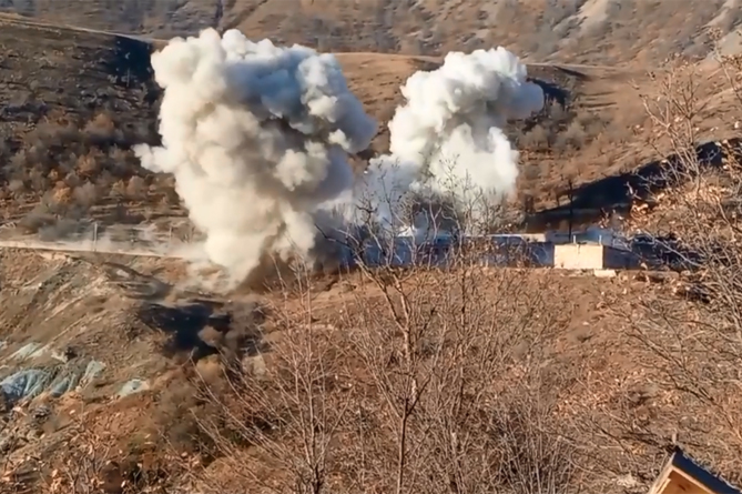 Армянские силы подорвали воинскую часть перед уходом из Карвачарского района Карабаха, в полночь перешедшего Баку (ВИДЕО)