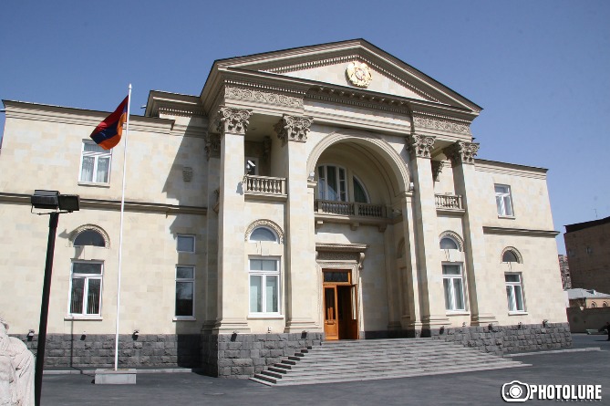 Президент Армении принял отставку правительства страны
