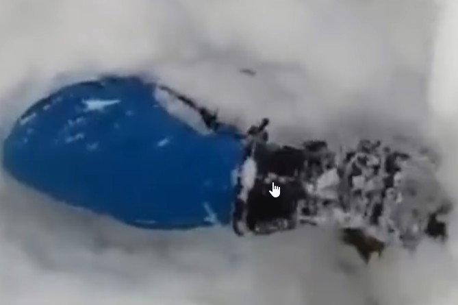 На курорте в Сочи лавина накрыла сноубордиста (ВИДЕО)