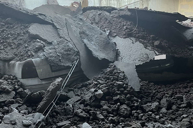 В Ереване обрушилась крыша автостоянки «Скорой помощи», повреждены машины (ФОТО)