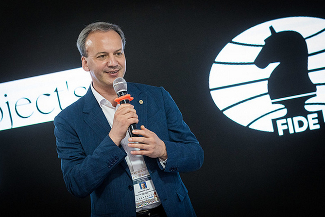 Дворкович временно приостановил работу на посту президента FIDE из-за санкций ЕС
