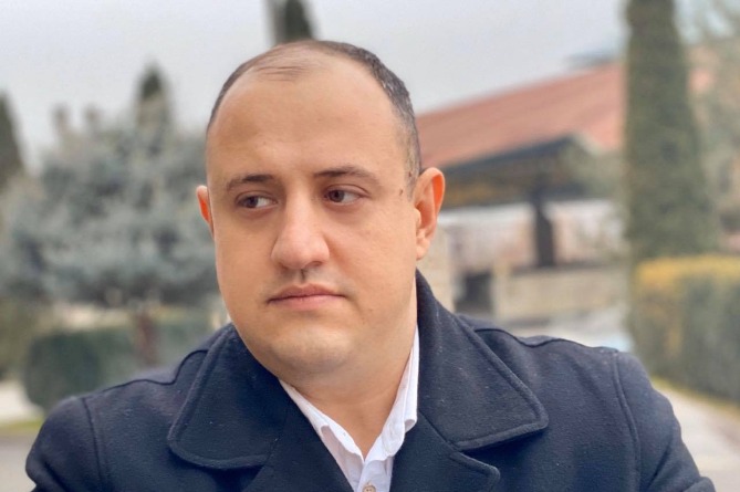 В Ереване совершено бандитское нападение на общественного деятеля Миграна Акопяна 