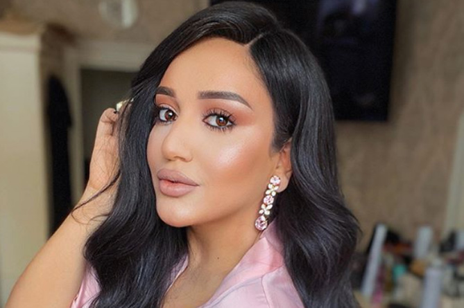 Королева мейкапа Гоар Аветисян: 8,5 тонн наисвежайших персиков и абрикосов из Армении раздают у армянской церкви в Москве (ВИДЕО)