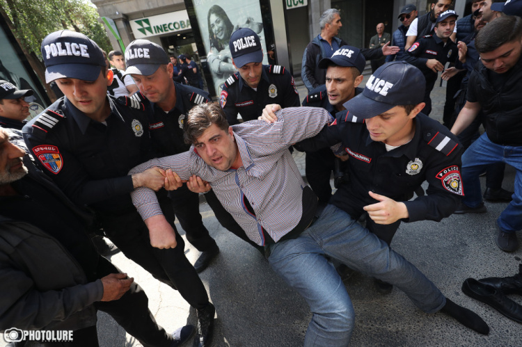 364 участника акций протеста подвергнуто приводу в Ереване (ЭКСКЛЮЗИВ)