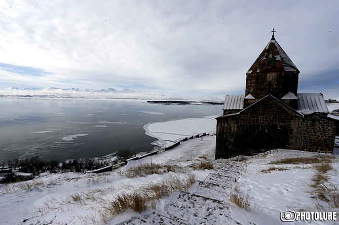 Эвакуатор застрял на замерзшем участке озера Севан, на помощь отправились спасатели 