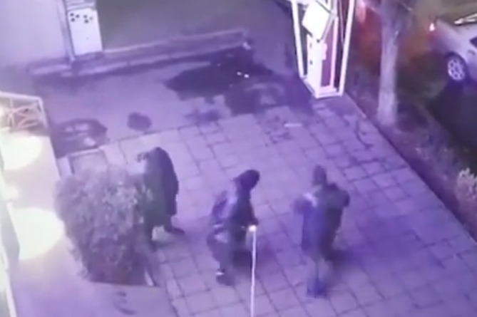   Четверо мужчин пытались подорвать банкомат в Ереване: их поймали при попытке бегства из страны (ВИДЕО)