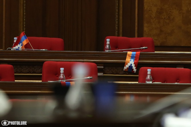 Флаги Карабаха в парламенте Армении "создают угрозу войны" - Пашинян  