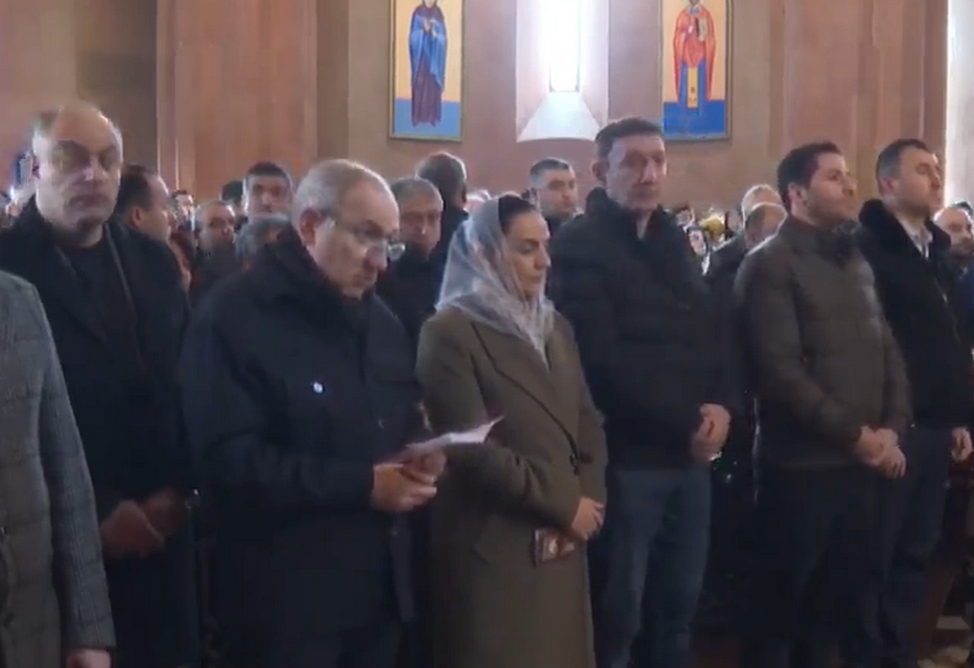 Пашинян присутствует на литургии в церкви Святого Тадеоса в городе Масисе 
