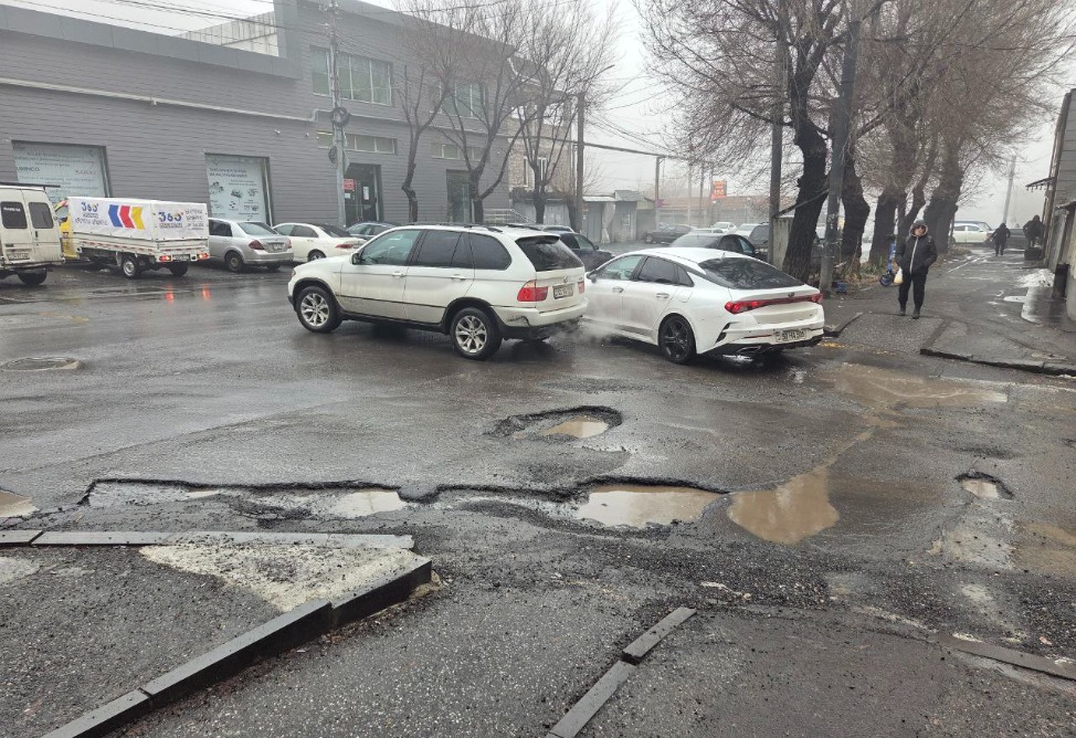 Авинян объяснил причину выбоин дорогах и анонсировал начало ремонтных работ