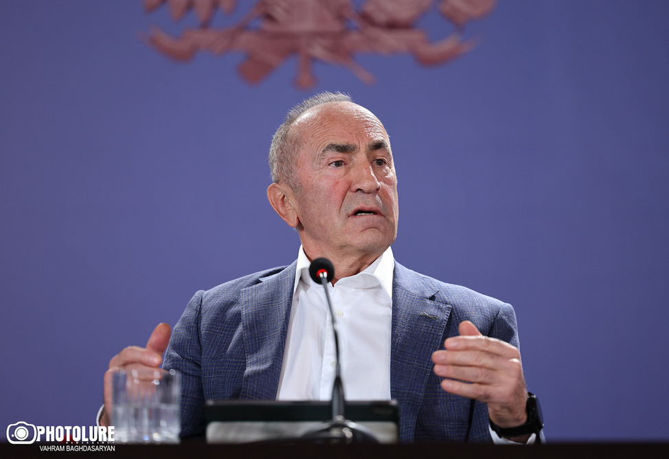 Кочарян раскритиковал власти за ситуацию с пробками, налогами и штрафами