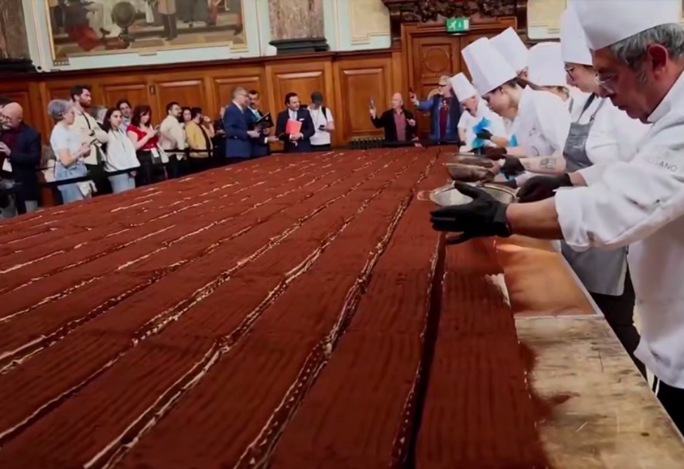 440 մետր համեղություն․ Լոնդոնում իտալացի խոհարարները 440,6 մետր երկարությամբ տիրամիսու են պատրաստել՝ սահմանելով Գինեսի ռեկորդ (ՎԻԴԵՈ)