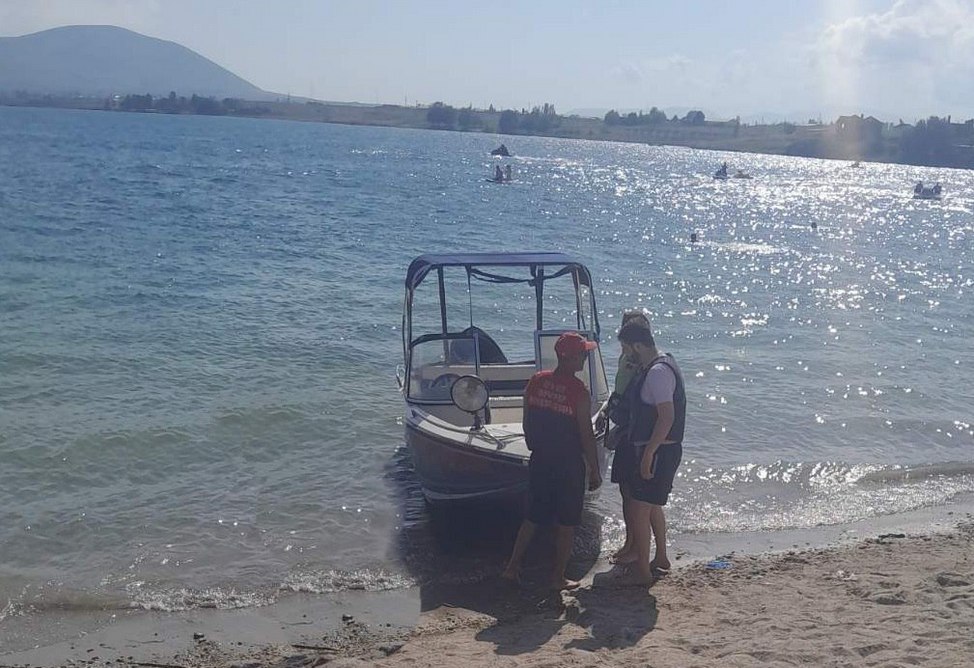 На Севане перевернулась моторная лодка: на помощь пришли спасатели