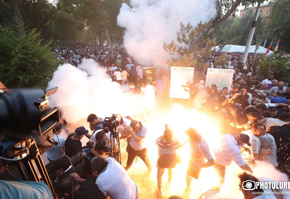 Полиция использует светошумовые гранаты против протестующих в центре Еревана-4