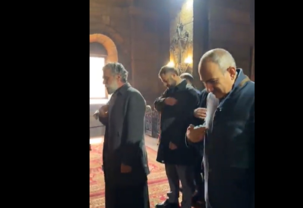 Пашинян начал внутрипартийную агиткампанию и помолился в церкви города Эчмиадзин 