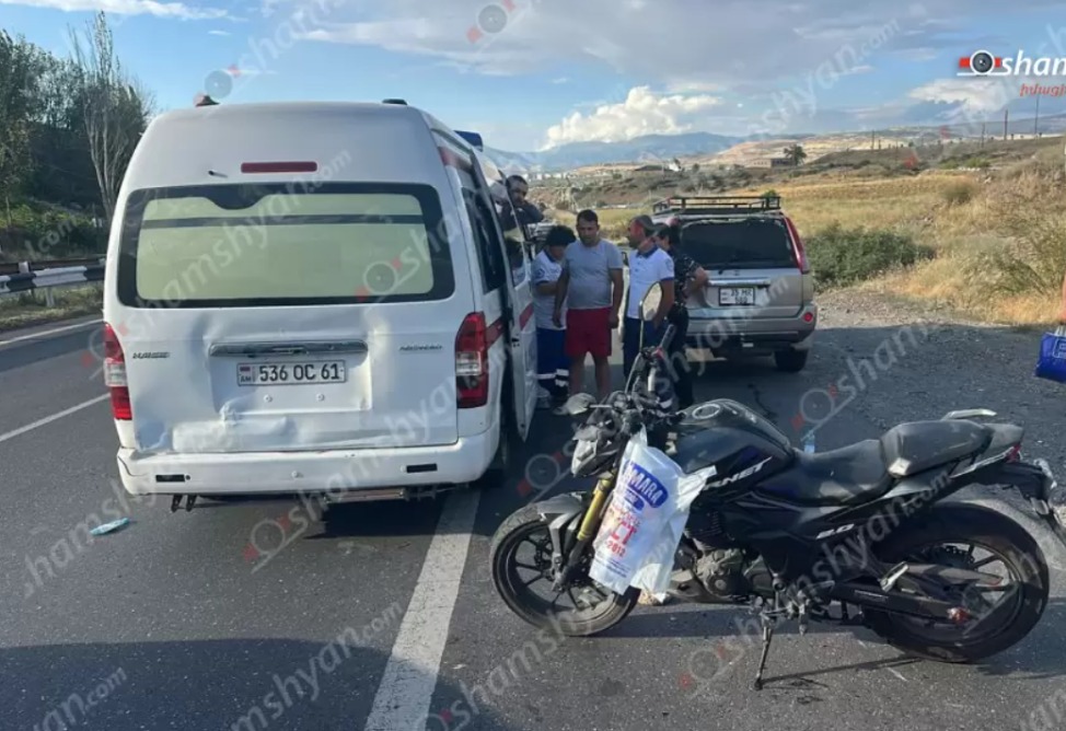 Երևան-Սևան ավտոճանապարհին մոտոցիկլը բախվել է կայանված ավտոմեքենային․ կա տուժած