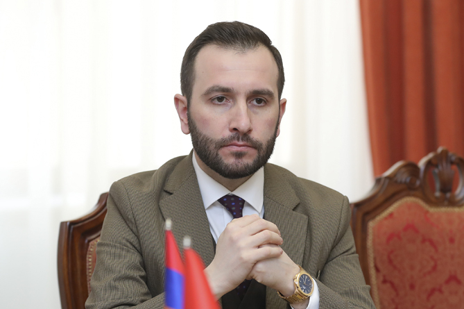  Конджорян заявил, что зарплата его жены — самая низкая среди директоров «Айпоста». СМИ называют цифру в $120 тыс. в год