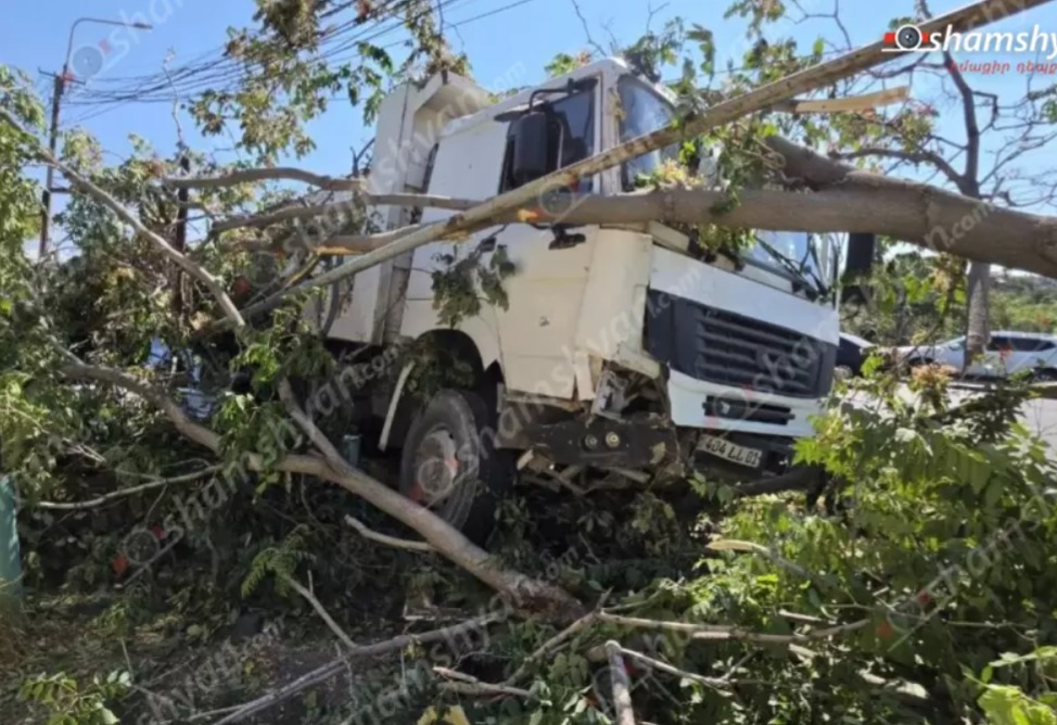 Խոշոր ավտովթար՝ Երևանում. «KamAZ»-ը բախվել է ծառերին, ապա կոտրել գազատար խողովակի երկաթե հենասյուները