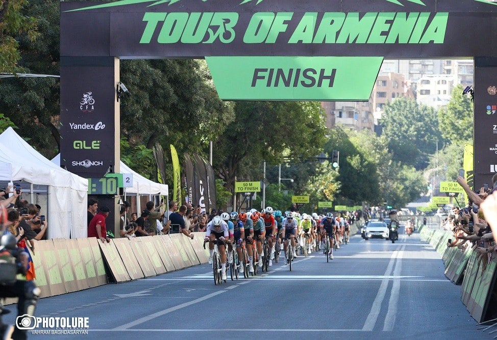 Финиш международной профессиональной велогонки Tour of Armenia в Ереване