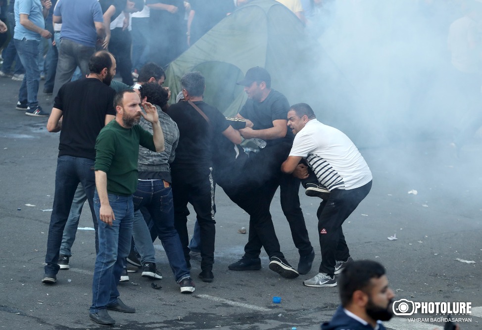 Полиция использует светошумовые гранаты против протестующих в центре Еревана-0