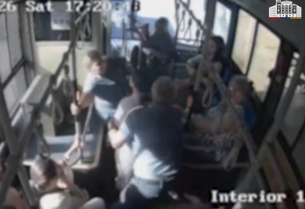 Хулиганство в автобусе: в Ереване задержана пассажирка автобуса после конфликта с контролерами (ВИДЕО)