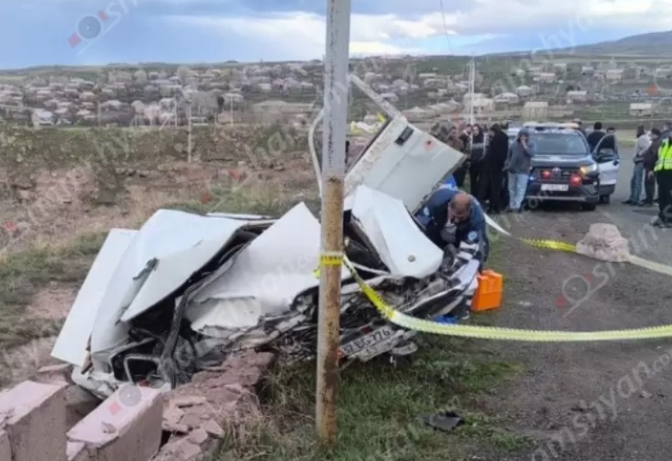 Սարսափելի ավտովթար՝ Շիրակի մարզում, 21–ամյա վարորդը «ԳԱԶ 2410»–ով բախվել է պարսպին, նրա կյանքը փրկել չի հաջողվել