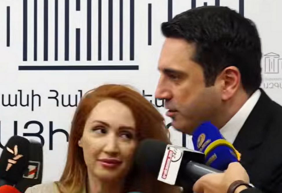 Ален Симонян прервал брифинг после вопроса об иноагентах