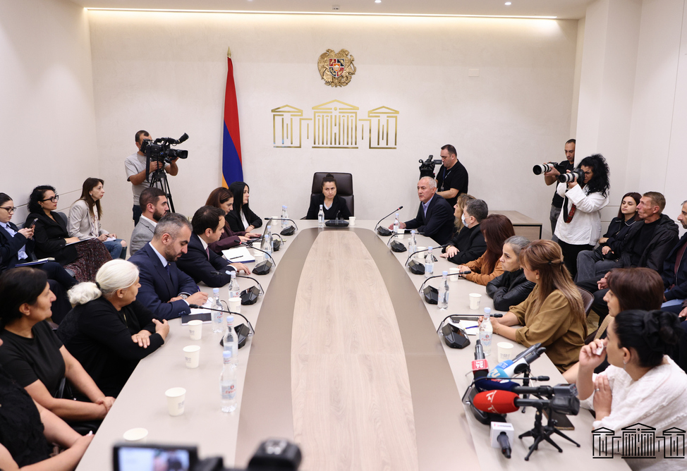 Жилье, соцподдержка и правовой статус: в парламенте Армении обсудили проблемы семей пропавших без вести и погибших военных