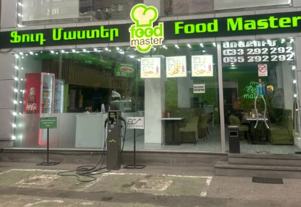 В заведении Food Master в Ереване выявили опасную шаурму: производство приостановлено