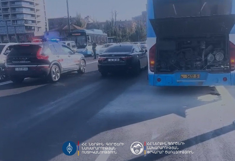 В Ереване загорелся автобус маршрута №52: пассажиров эвакуировали