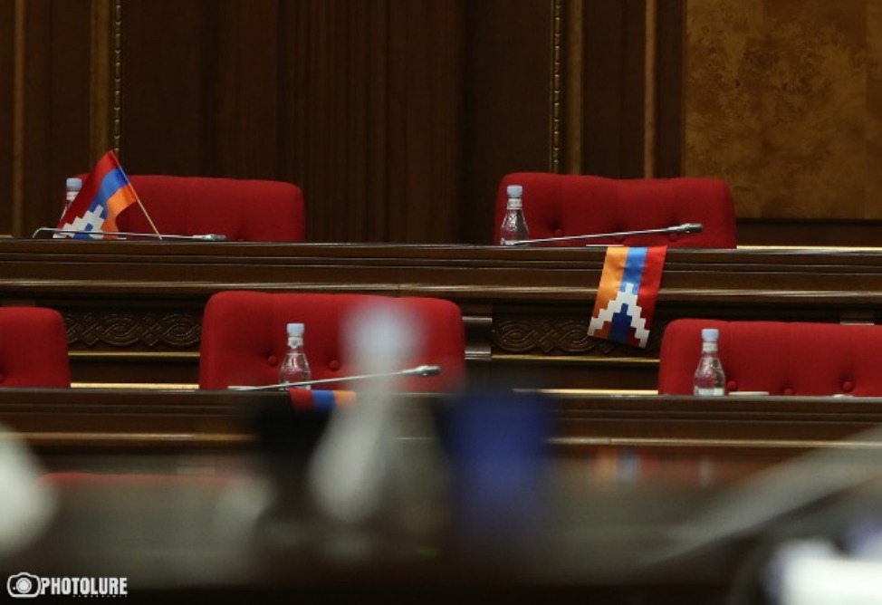 Представители власти покинули обсуждение проблем арцахцев в парламенте Армении