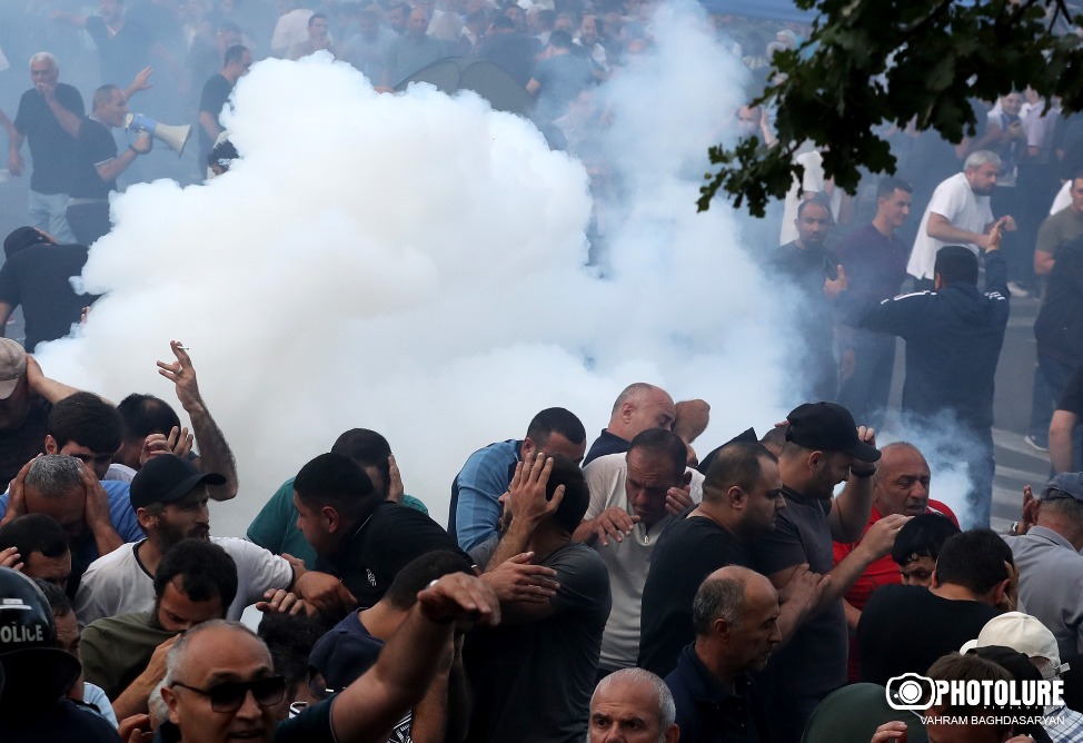 Полиция использует светошумовые гранаты против протестующих в центре Еревана