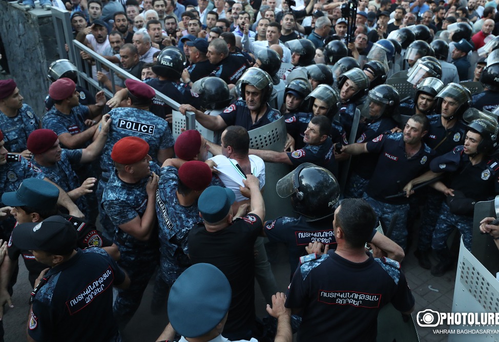Полиция использует светошумовые гранаты против протестующих в центре Еревана-3