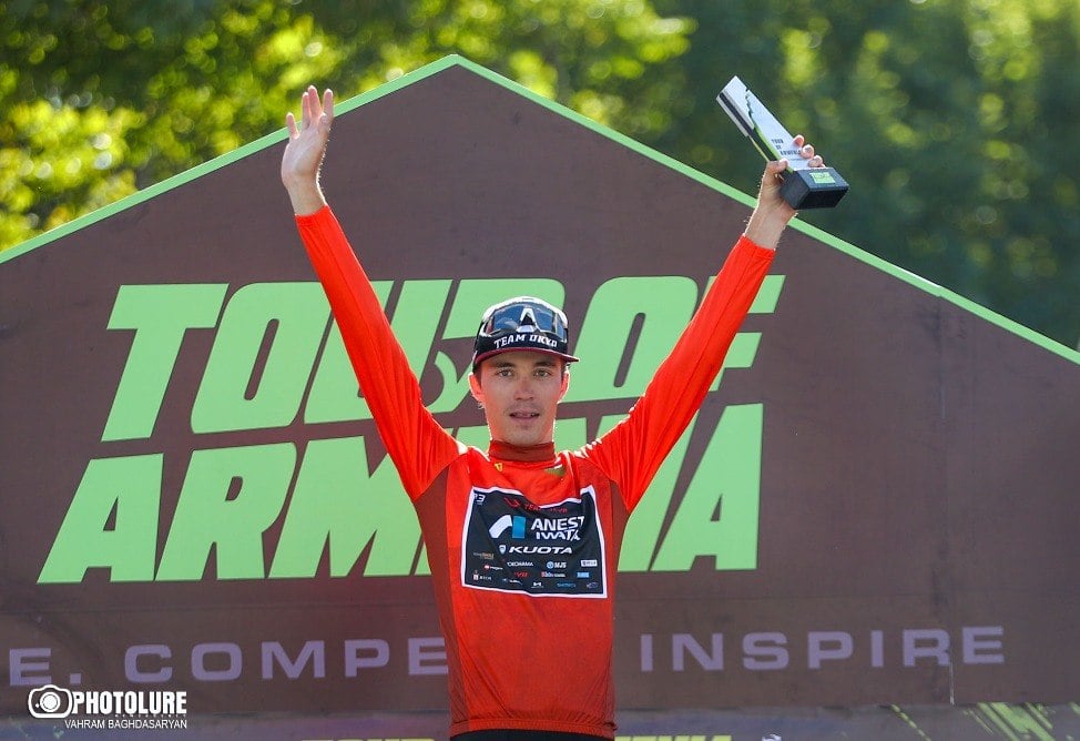 Финиш международной профессиональной велогонки Tour of Armenia в Ереване-5