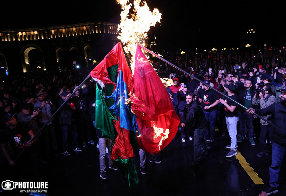 На площади Республики сожгли флаги Турции и Азербайджана
