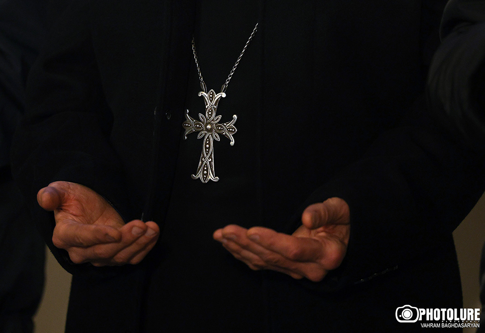 Это сплетни: глава МИД Армении отрицает гонения против духовенства и вмешательство в дела церкви