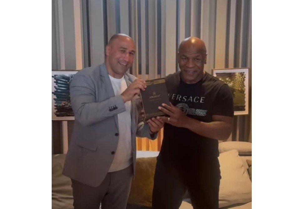  "С днем рождения, мой кумир": Абрахам презентовал Майку Тайсону армянский коньяк (ВИДЕО)