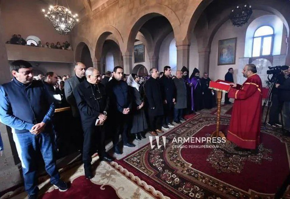 Пашинян поздравил сограждан с Рождеством Христовым и отправился на литургию (ВИДЕО) 