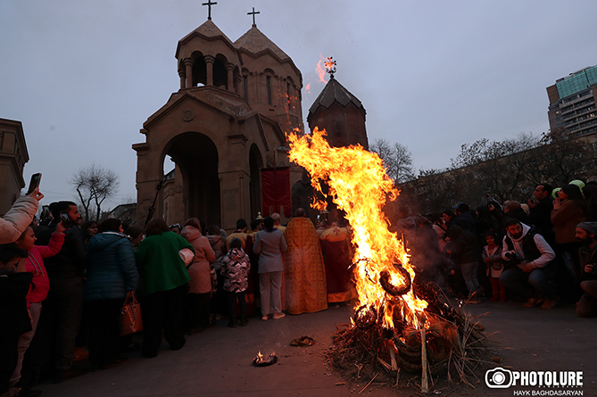Армения празднует Трндез: почему прыгают через костер