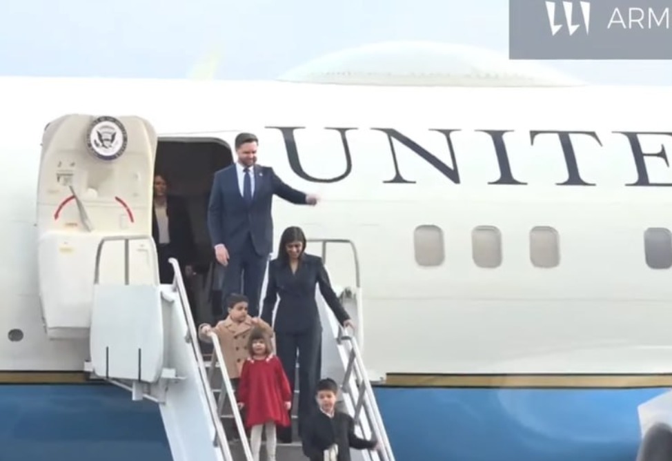 Вице-президент США с женой и детьми прибыли в Ереван 