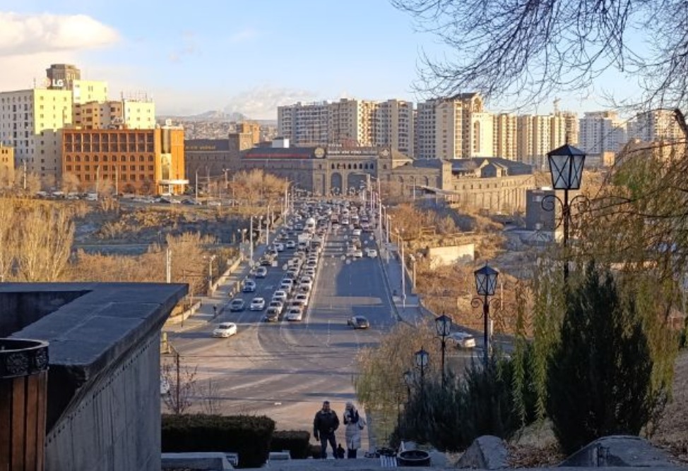 Деревья вместо заводов: ереванцы предложили свои способы очистки воздуха в столице - опрос на "ЕреваныЧ"