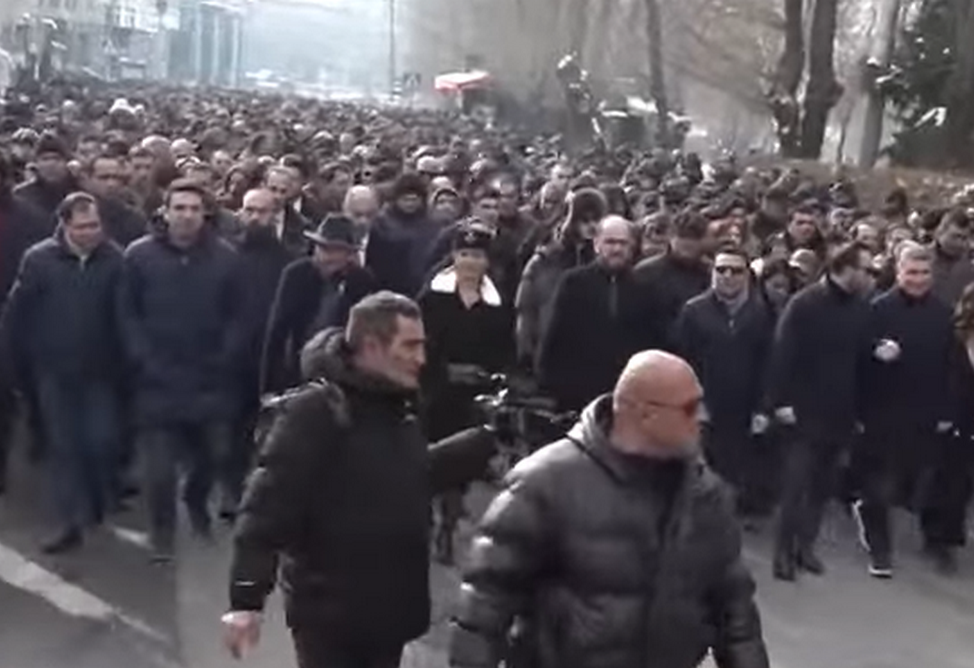 Началось церковное шествие Пашиняна и его сторонников в Ереване 