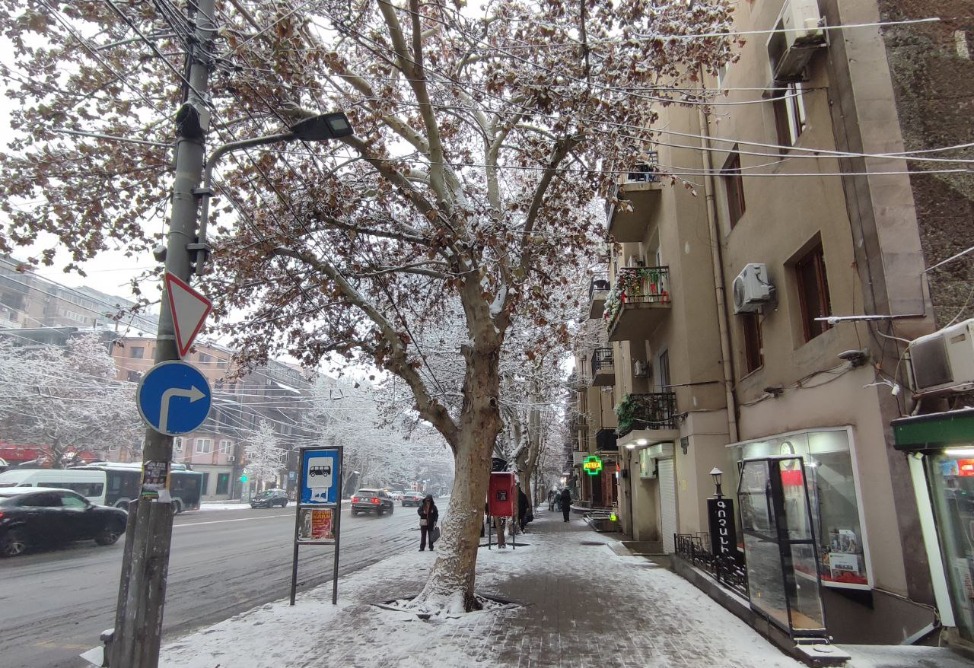 В Ереване - снег-7
