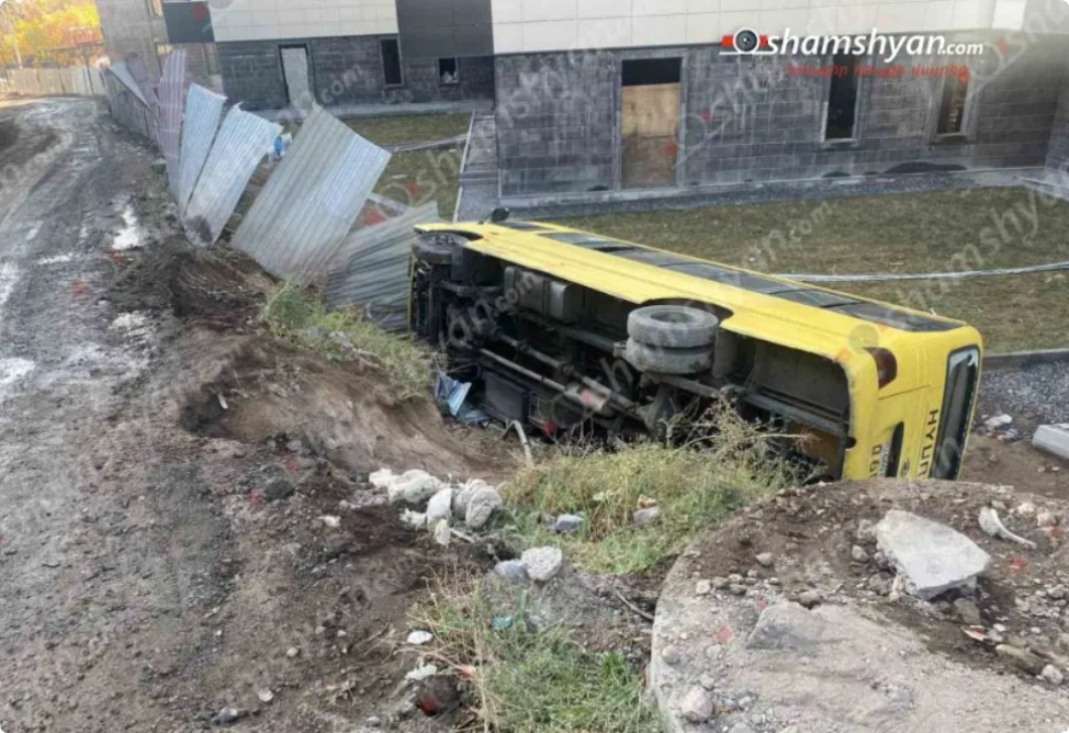 В Ереване перевернулся автобус, госпитализированы 11 человек