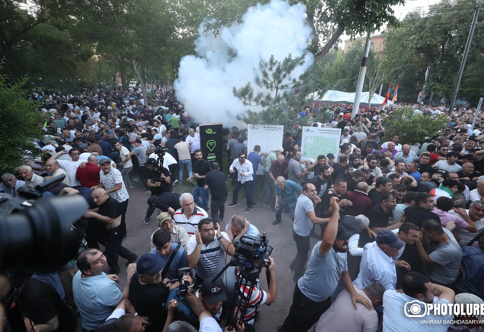Полиция использует светошумовые гранаты против протестующих в центре Еревана-5