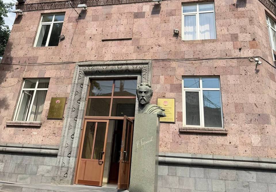 Золото за диссертацию: завкафедрой университета Брюсова обвиняют в получении взяток