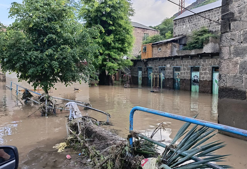 На территории Армении закрыты несколько дорог вследствие паводка